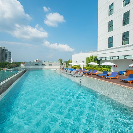 The Empress Premier Chiang Mai - Sha Extra Plus Exteriör bild The swimming pool at the hotel