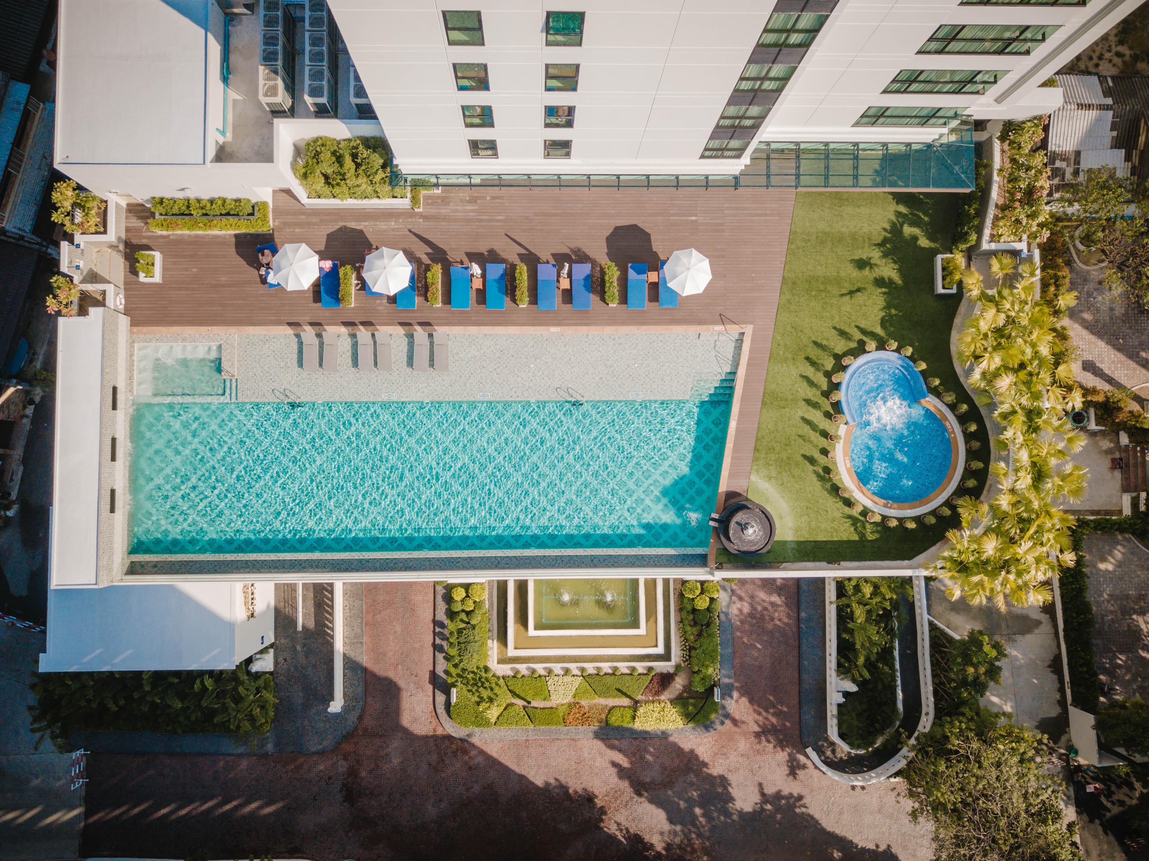 The Empress Premier Chiang Mai - Sha Extra Plus Exteriör bild Aerial view of the pool at the hotel