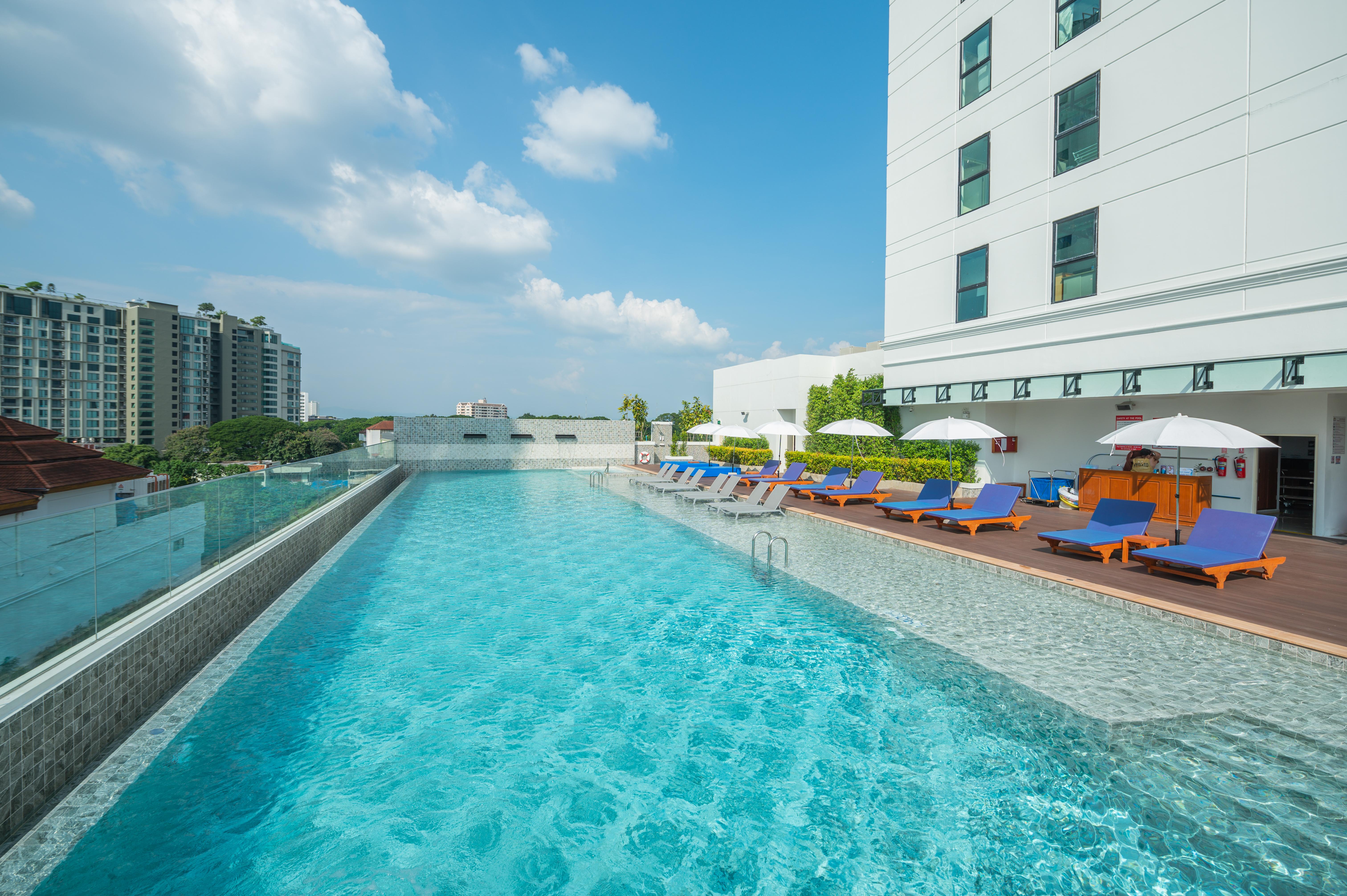 The Empress Premier Chiang Mai - Sha Extra Plus Exteriör bild The swimming pool at the hotel