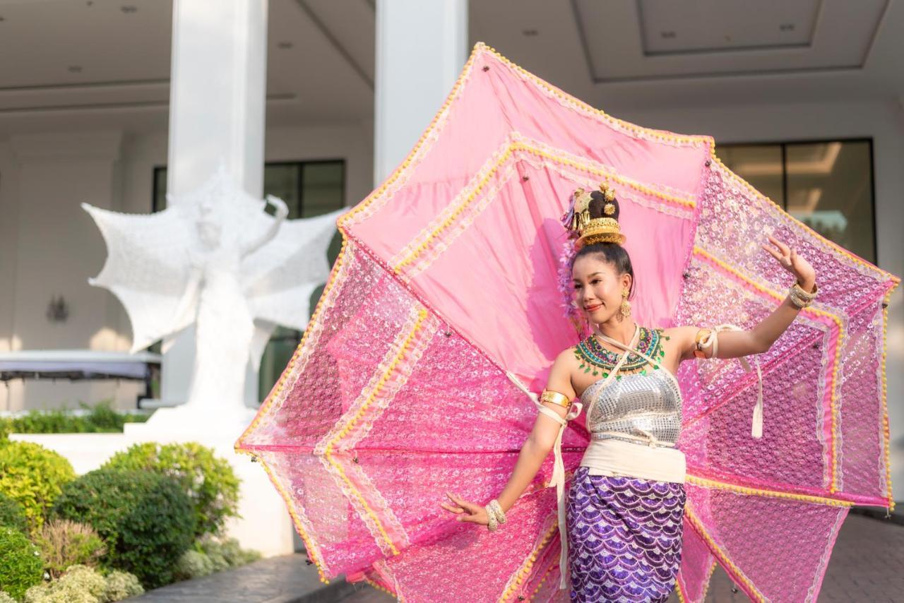The Empress Premier Chiang Mai - Sha Extra Plus Exteriör bild A dancer in traditional Thai attire