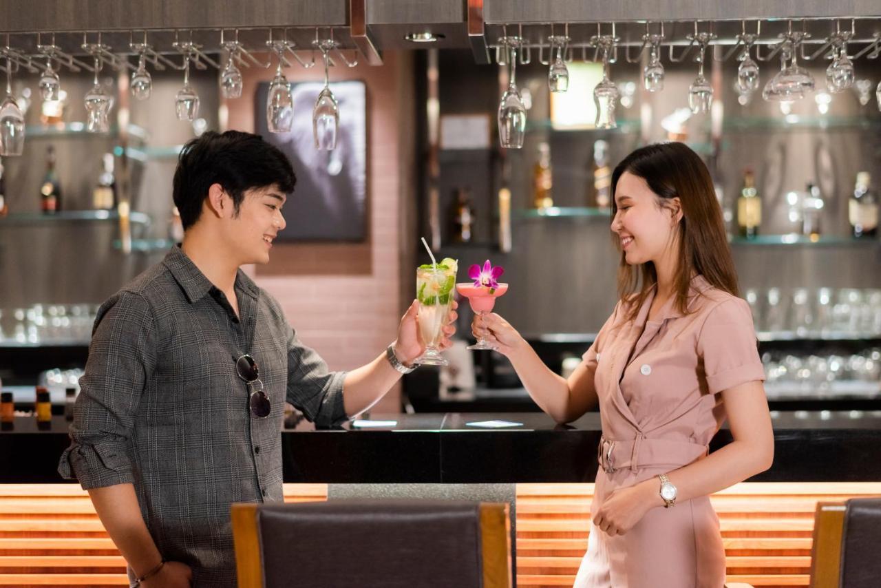 The Empress Premier Chiang Mai - Sha Extra Plus Exteriör bild A couple toasting with cocktails