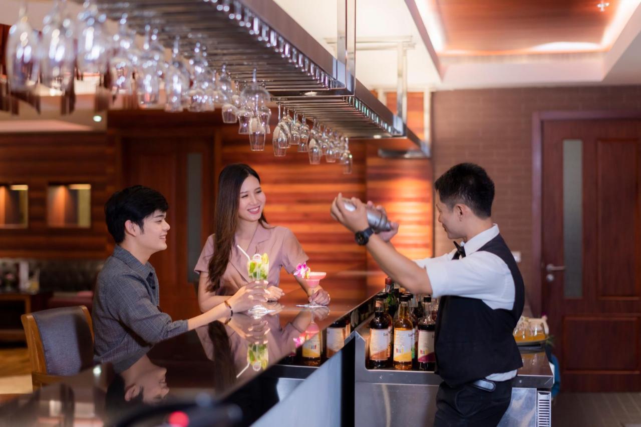 The Empress Premier Chiang Mai - Sha Extra Plus Exteriör bild A bartender at work
