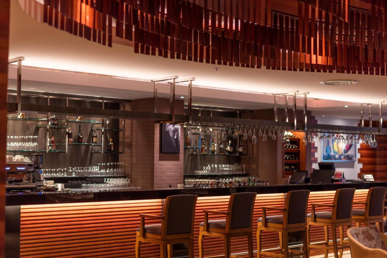 The Empress Premier Chiang Mai - Sha Extra Plus Exteriör bild The bar at the lobby