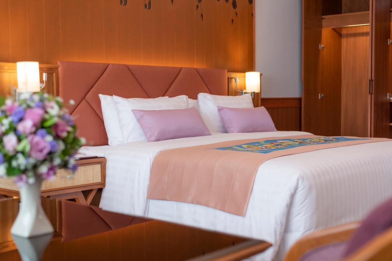 The Empress Premier Chiang Mai - Sha Extra Plus Exteriör bild A bed in a hotel room